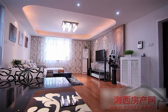 中.透气设计的鞋柜就在门口的旁边,大型的窗户使家居宽敞明亮.